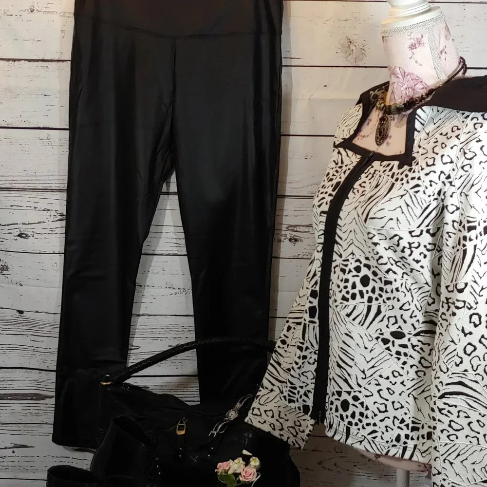 Women's pants and long sleeve top outfit - Picture 9 of 15
